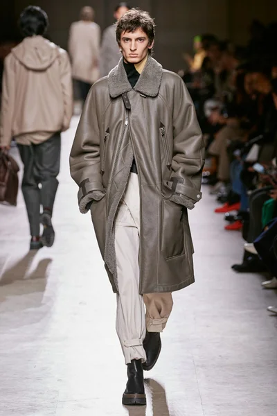 Look 16